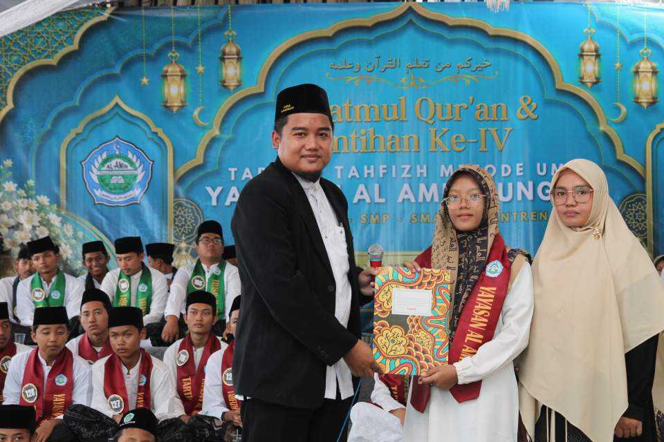 KHATMUL QUR'AN DAN IMTIHAN KE-IV TARTIL-TAHFIDZ METODE UMMI YAYASAN AL AMIN TUNGGUL PACIRAN LAMONGAN